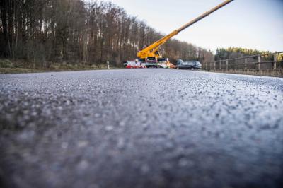 Dettenhausen: Mehrere Glatteisunfaelle an der gleichen Stelle sorgen fuer ueber 11 Verletzte - 3 PKW, Strassenmeisterei und ein Bus beteiligt
